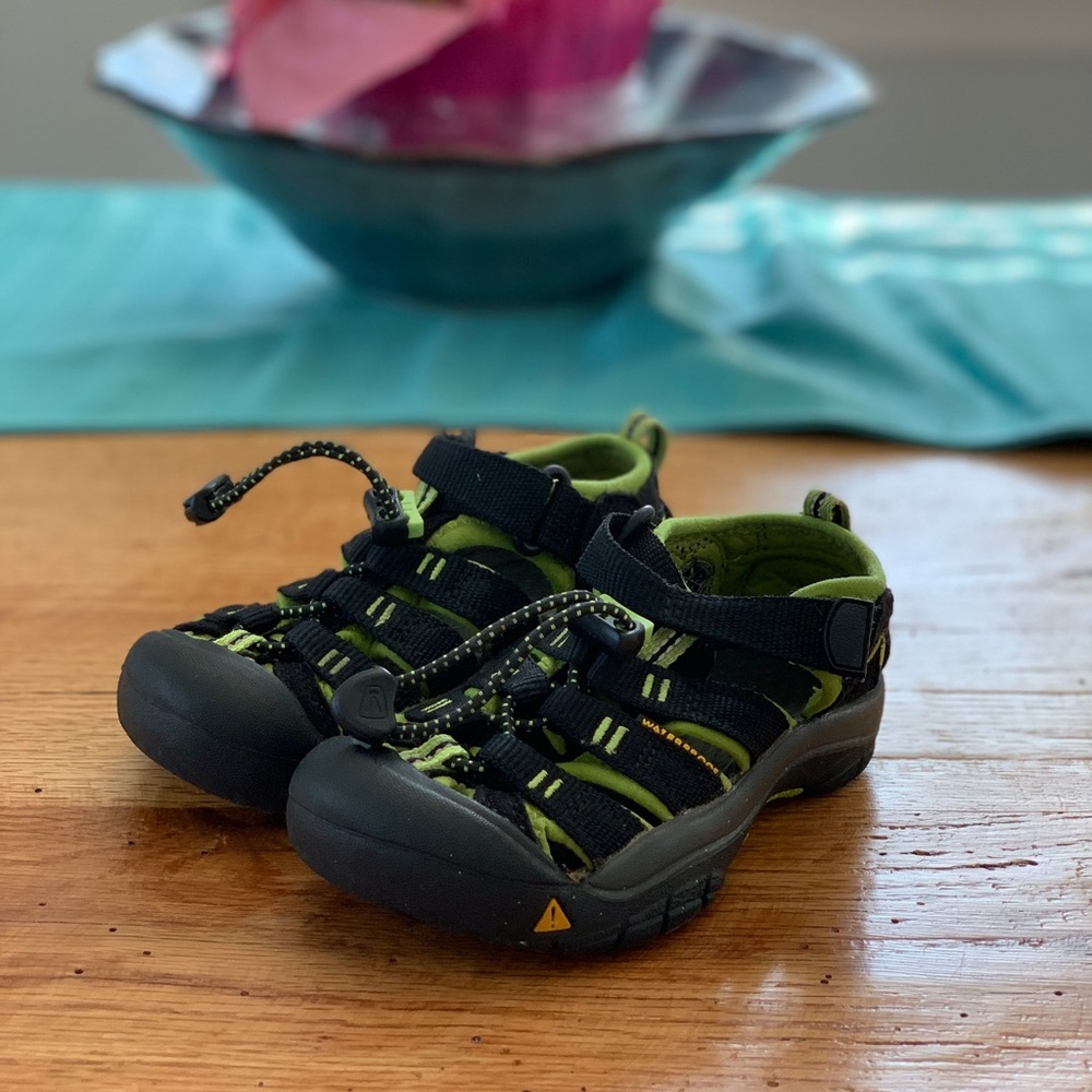 Boys black and green Keens